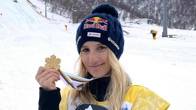Doppel-Olympiasiegerin Anna Gasser (AUT) mit ihrer Goldmedaille am Samstag, 4. März 2023, im Rahmen der Snowboard WM im Big Air, in Bakuriani.