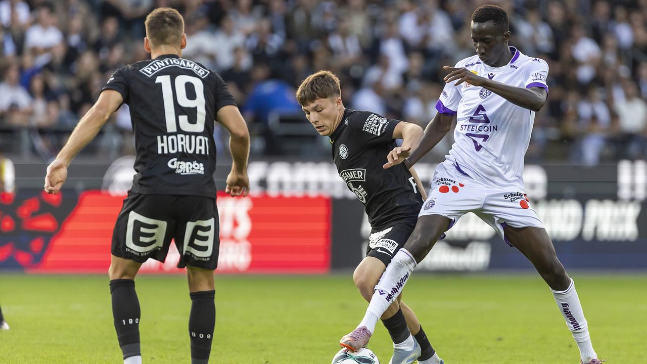 Tomi Horvat, Filip Rozga und Abubakr Barry in Aktion am Fußballfeld am Sonntag, 14. September 2025 während der Admiral Bundesliga-Begegnung der 6. Runde des Grunddurchgangs zwischen SK Puntigamer Sturm Graz und FK Austria Wien in Graz.