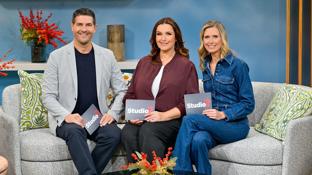 Norbert Oberhauser, Verena Hartlieb und Barbara Karlich sitzen gemeinsam im "Studio 2"-Studio auf einer hellen Coach.