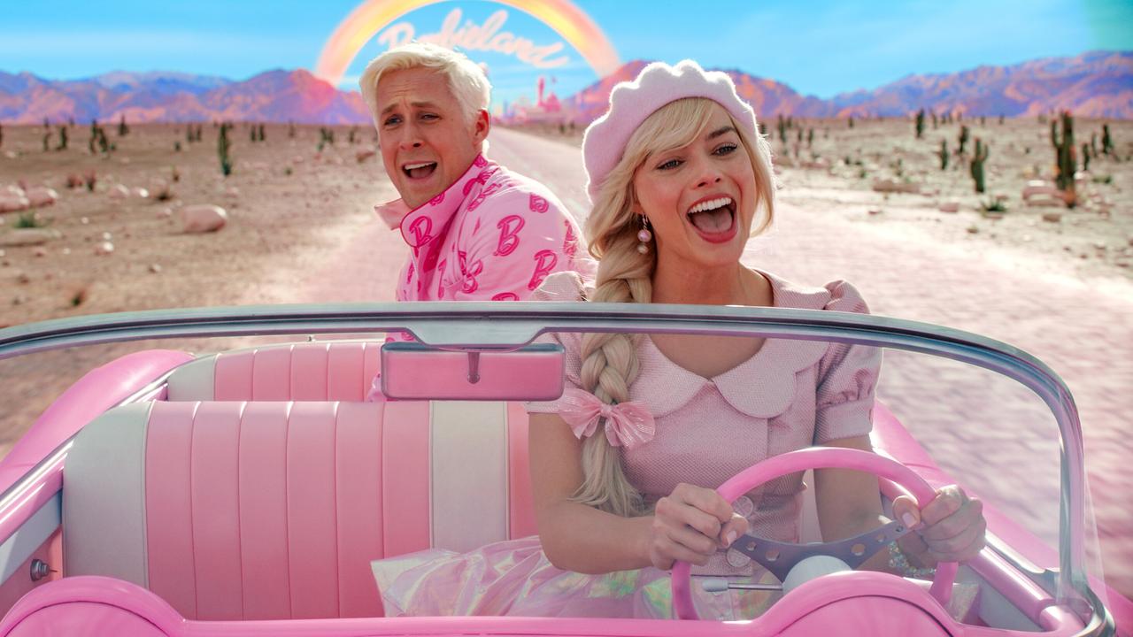 "Barbie": Margot Robbie (Barbie), Ryan Gosling (Ken)