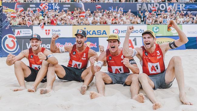 Moritz Pristauz (AUT), Martin Ermacora (AUT), Philipp Waller (AUT), Robin Seidl (AUT) am Freitag, 05. August 2022, während dem Viertelfinale der Beach Volleyball Team Europameisterschaft der Männer zwischen Polen vs Österreich in Wien.