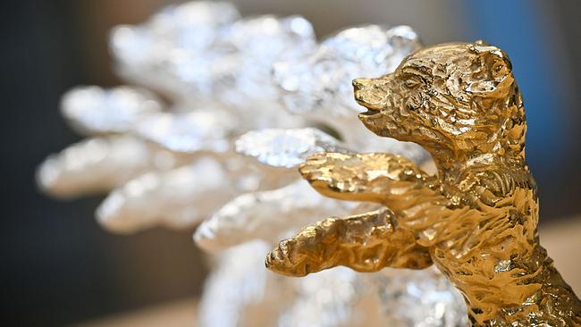 20.01.2025, Berlin: Gegossene Berlinale Bären, davon einer in Gold, stehen während eines Pressetermins zu der Produktion der Berlinale Bären in der Bildgießerei Hermann Noack. Die Berlinale 2025 findet vom 13. bis 23. Februar statt. 