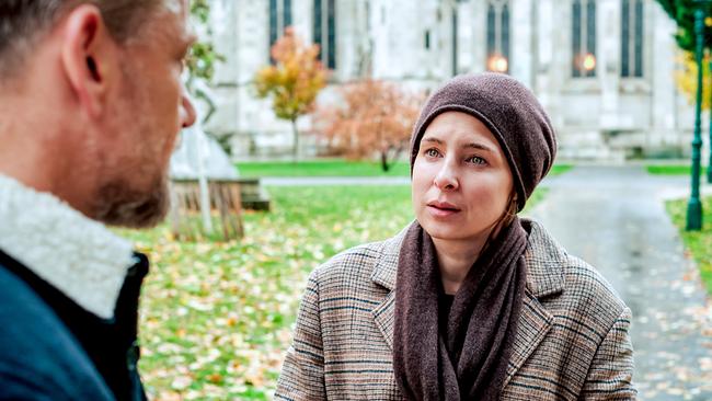 © ORF/Mona Film/ Tivoli Film/Philipp Brozsek "Blind ermittelt - Tod im Palais": Vor der Kirche: Niko (Andreas Guenther) versucht Fanny Brohnstein (Martina Ebm) zu überreden mit ihm zu sprechen.