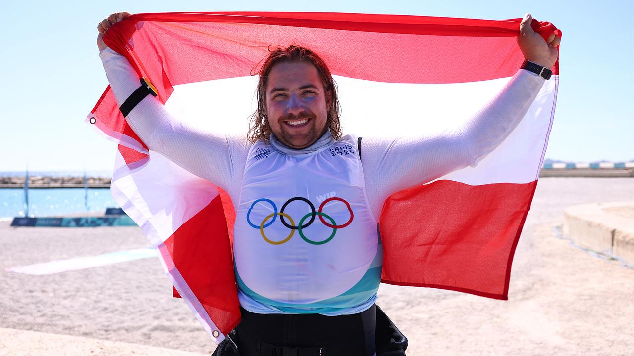 © APA/AFP/Clement MAHOUDEAU Der Goldmedaillengewinner Valentin Bontus aus Österreich feiert am 9. August 2024 nach dem Formel-Kite-Kiteboarding-Finale der Männer während des Segelwettbewerbs der Olympischen Spiele 2024 in Paris in der Roucas-Blanc Marina in Marseille.
