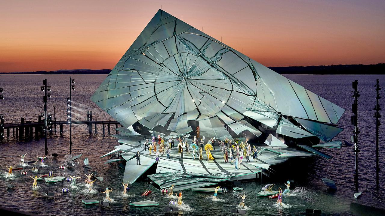 © ORF/Bregenzer Festspiele/Anja Koehler Bühnenbild zu "La Traviata" auf der Bregenzer Seebühne: eine 700 Quadratmeter-Spiegelwand aus großen und kleinen Spiegelsplittern ragt schräg aus dem Wasser bei Sonnenuntergang.