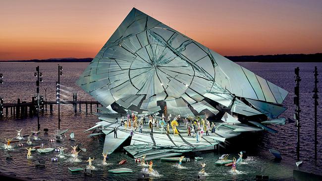 © ORF/Bregenzer Festspiele/Anja Koehler Bühnenbild zu "La Traviata" auf der Bregenzer Seebühne: eine 700 Quadratmeter-Spiegelwand aus großen und kleinen Spiegelsplittern ragt schräg aus dem Wasser bei Sonnenuntergang.