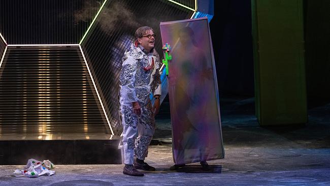 Peter Hoare als Matěj Brouček und Gaja Napast als Wunderkind während einer Fotoprobe der Oper "Die Ausflüge des Herrn Brouček" von Leoš Janáček auf der Bühne im Rahmen der Bregenzer Festspiele.