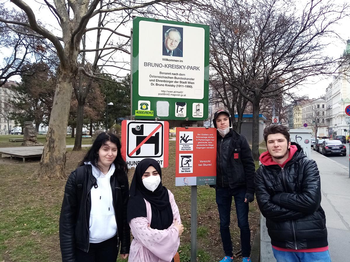 Vier Jugendliche auf Entdeckungsreise im Bruno Kreisky-Park