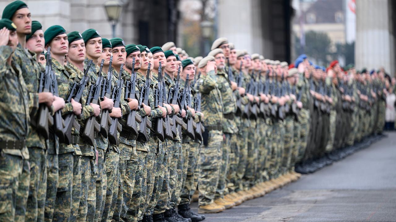 © APA/MAX SLOVENCIK Rekrutinnen und Rekruten stehen in einer Reihe im Rahmen des Nationalfeiertages m Heldenplatz in Wien