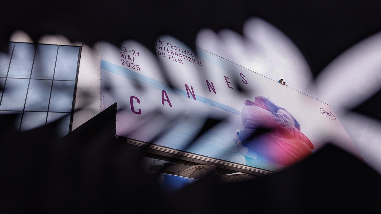 © APA/AFP/Ian LANGSDON Das offizielle Plakat der 78. Filmfestspiele von Cannes an der Fassade des Palais des Festivals ist durch eine Palmenblattform von einer dekorativen gusseisernen Barriere aus zu sehen, am Eröffnungstag der 78. Ausgabe der Filmfestspiele von Cannes in Cannes, Südfrankreich, am 13. Mai 2025