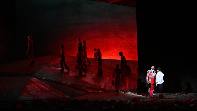 Asmik Grigorian (Carmen) und Davide Luciano (Escamillo) auf einer rot beleuchtetenbühne während der Fotoprobe der Oper „Carmen“ von Georges Bizet im Rahmen der Salzburger Sommer-Festspiele im Großen Festspielhaus.