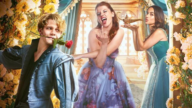Prinz Bosco, Chantal und Zeynep in historisch-anmutenden Kleidern posieren in einer märchenhaften Szenerie mit Blumen, Vorhängen und einer goldenen Wunderlampe in einem prunkvollen Raum.