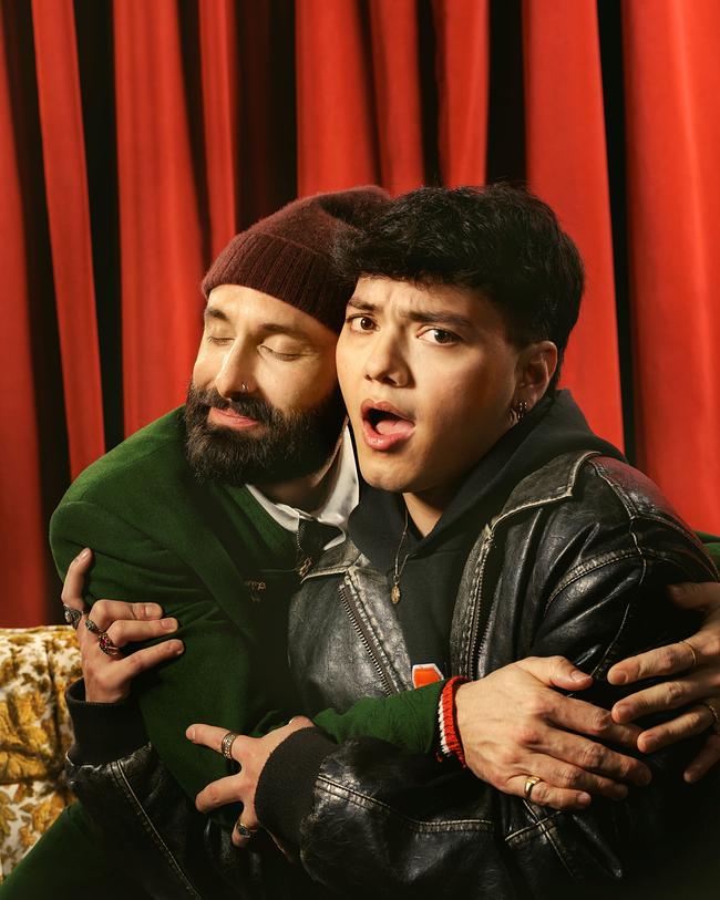 © ORF/FM4/Erli Grünzweil Conchita Wurst und JJ umarmen sich innig vor einem roten Vorhang.