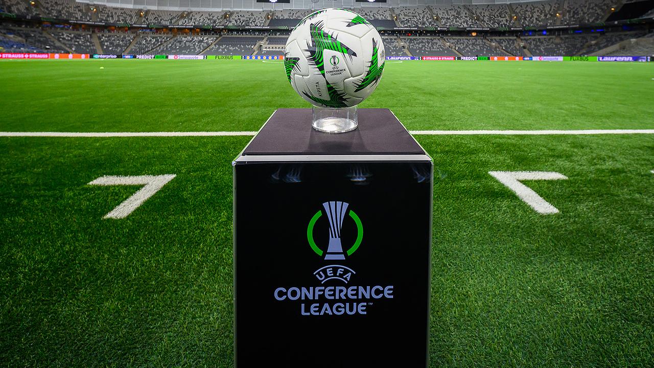 © APA/MAX SLOVENCIK Der offizielle Spielball der UEFA Conference League vor dem Conference League Viertelfinale Hinspiel, zwischen Djurgardens IF und SK Rapid, am Donnerstag, 10. April 2025, in der 3Arena in Stockholm.
