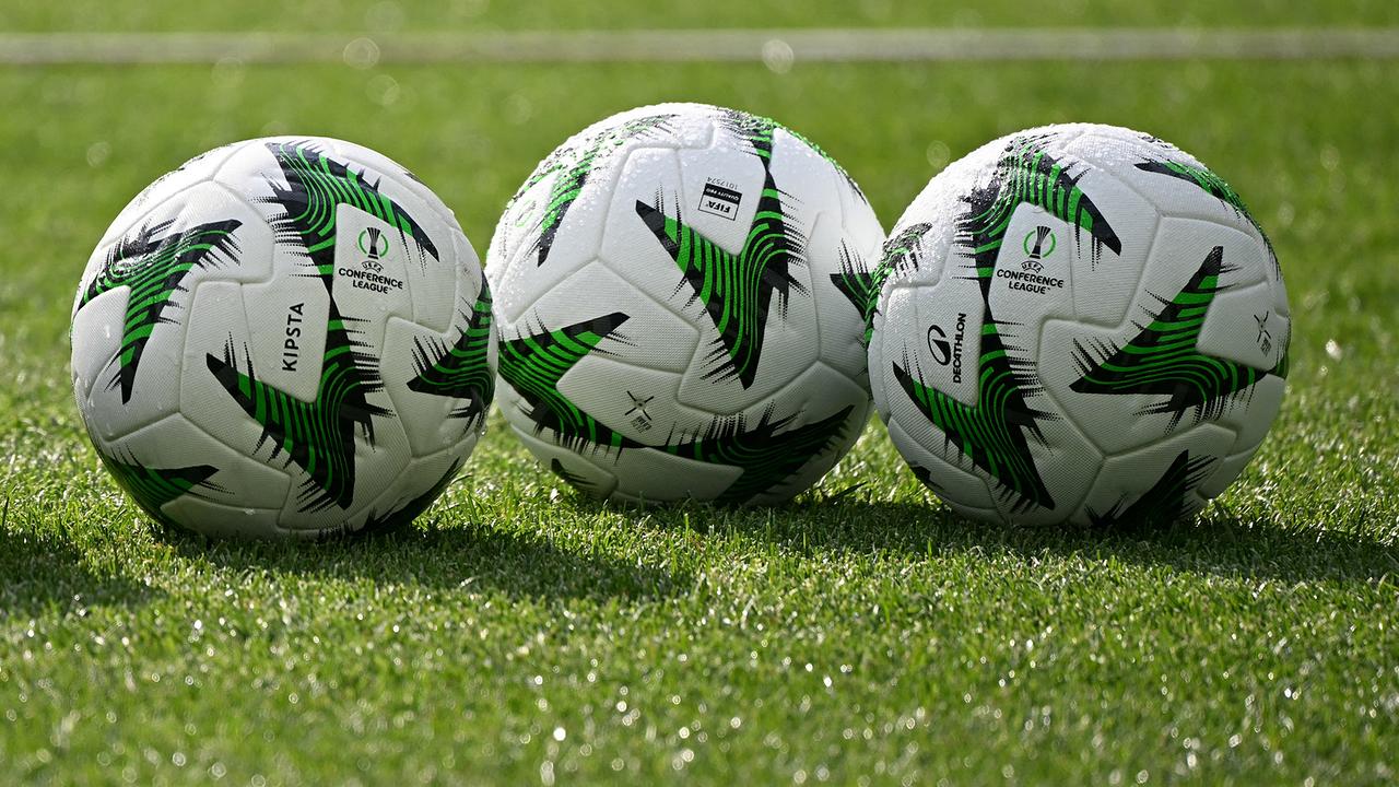 © APA/AFP/Sergei GAPON Die Spielbälle sind vor einer Trainingseinheit am Vorabend des Finales der UEFA Conference League zwischen Real Betis und Chelsea FC am 27. Mai 2025 in Breslau zu sehen.