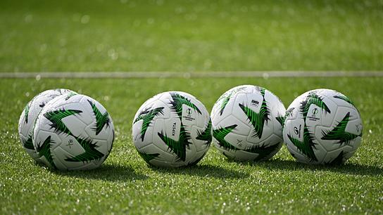 Die Spielbälle sind vor einer Trainingseinheit am Vorabend des Finales der UEFA Conference League zwischen Real Betis und Chelsea FC am 27. Mai 2025 in Breslau zu sehen.