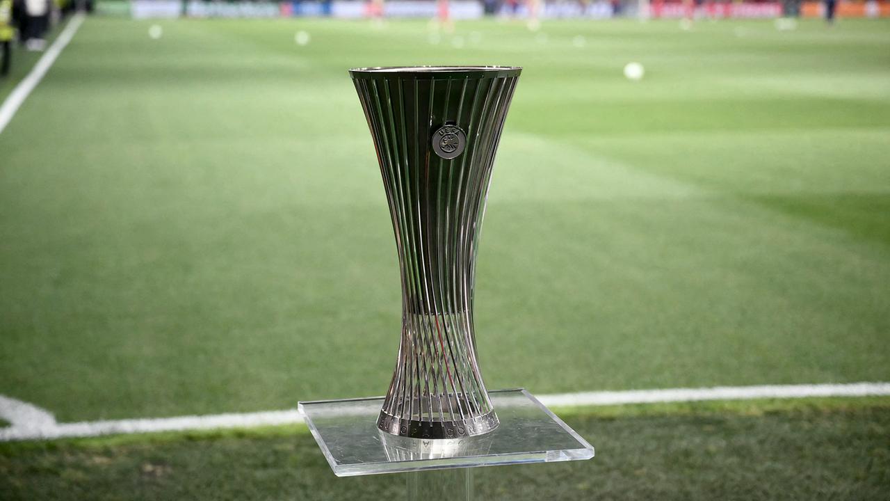UEFA Europa Conference League: Dieses Foto zeigt die Trophäe vor dem Finale der UEFA Europa Conference League zwischen Olympiakos und Fiorentina am 29. Mai 2024 in der AEK Arena in Athen.