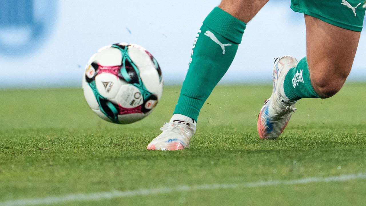 © APA/GEORG HOCHMUTH Matthias Seidl (SK Rapid) und Craig Sibbald (Dundee United) am Donnerstag, 07. August 2025, während des Hinspiels der 3. Qualifikationsrunde zur UEFA Conference League zwischen SK Rapid und Dundee United in Wien.