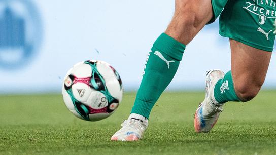 Matthias Seidl (SK Rapid) und Craig Sibbald (Dundee United) am Donnerstag, 07. August 2025, während des Hinspiels der 3. Qualifikationsrunde zur UEFA Conference League zwischen SK Rapid und Dundee United in Wien.