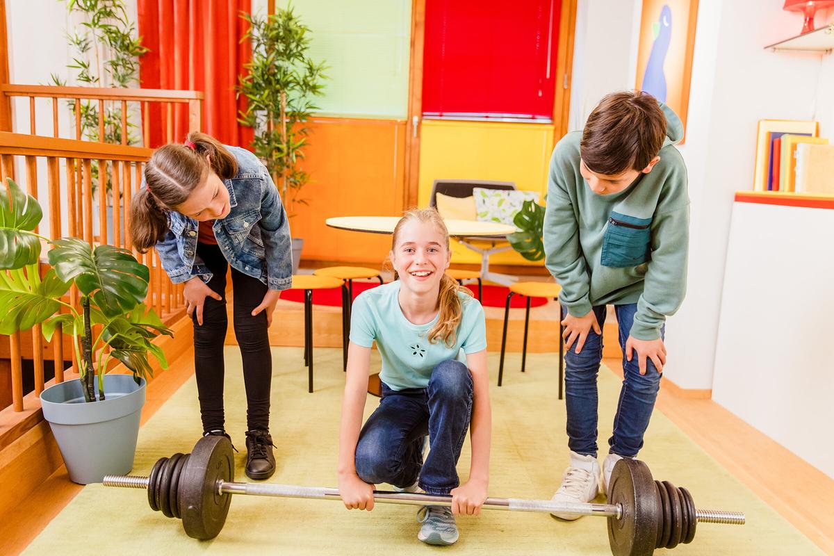 "Das Wunder Du": Welcher ist der stärkste und welcher der kleinste Muskel im Körper? Das findet das Frage-Schätz- und Rateteam rund um Isabel, David und Flora heraus. 