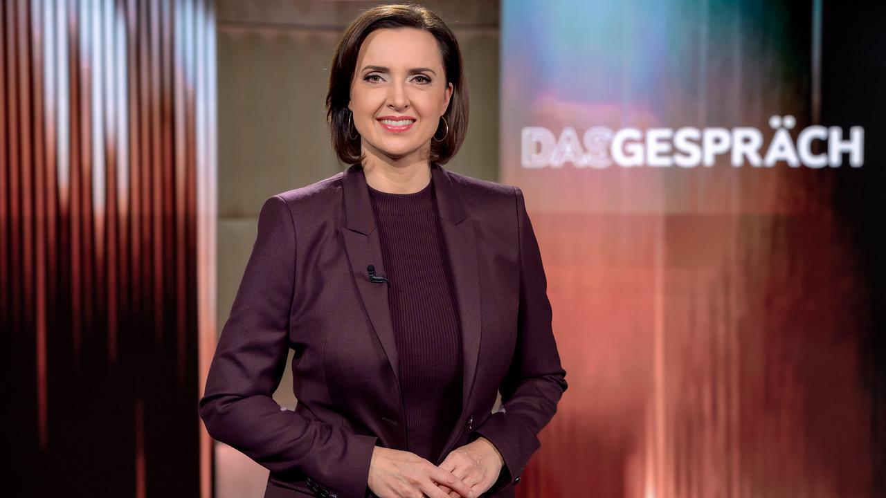 Susanne Schnabl vor Studiowand mit der Aufschrift "DAS GESPRÄCH "