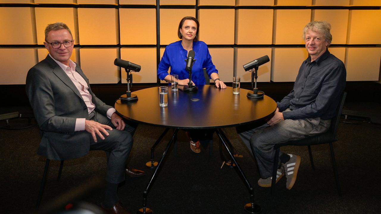 © ORF/Thomas Ramstorfer Ralf Rangnick, Susanne Schnabl und Michael Sturminger sitzen mit Mikrofonen an einem runden Tisch im Podcaststudio zu "DAS GESPRÄCH Schnabl &"