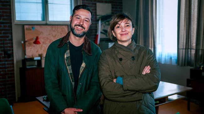 © ORF/Mona Film/Viktoria Herbig Regisseur Daniel Geronimo Prochaska und Regisseurin Johanna Moder posieren am Set von „Das Vergessen“ (AT)