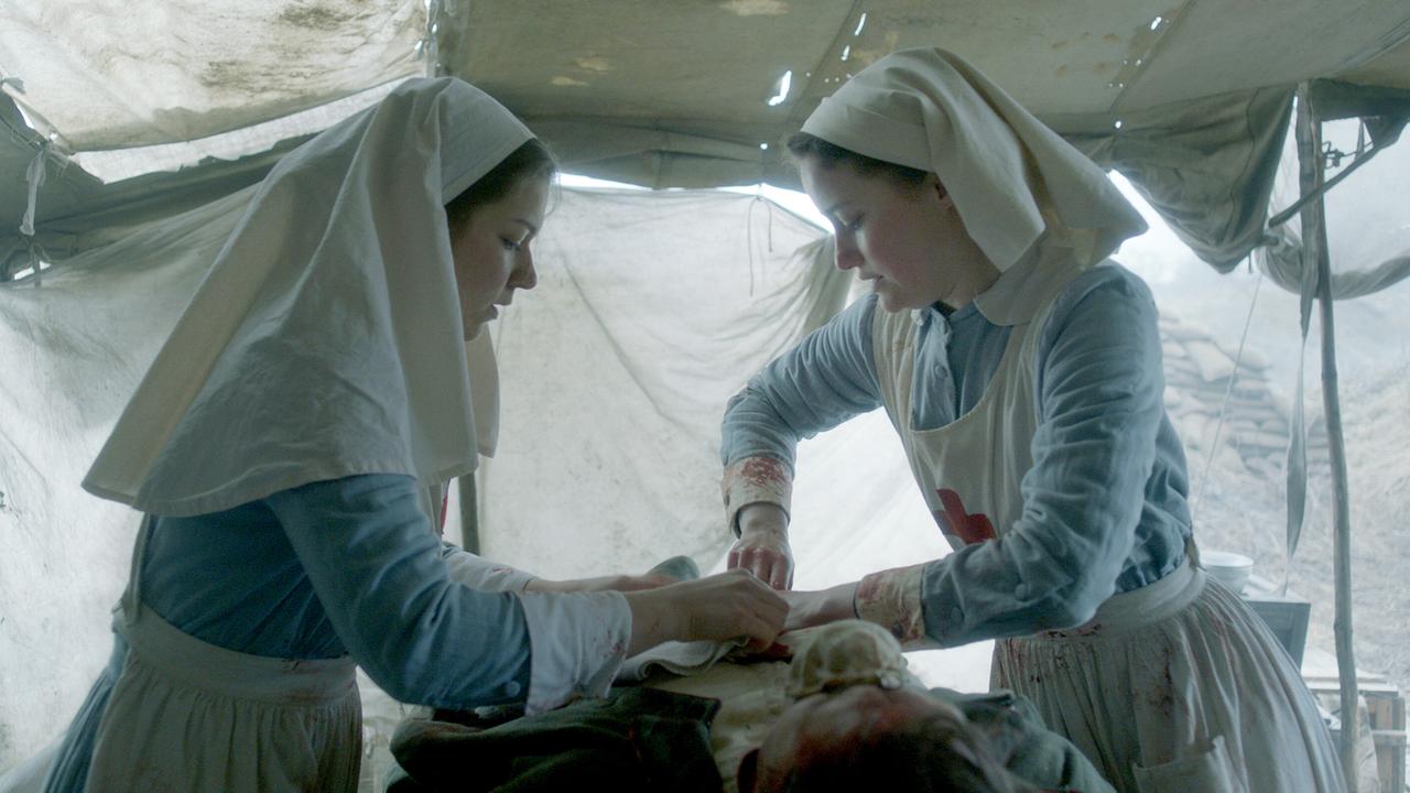 © ORF/Global Screen/SRF/ARD Degeto/Amalia Film/Contrast Film/Letterbox Filmproduktion/Repro Davos 1917 (1): Die Schweizer Krankenschwester Johanna Gabathuler (Dominique Devenport, re.) im Rotkreuz-Einsatz an der Westfront.