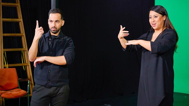 © ORF/Klaus Titzer Alice Hu Xiaoshu mit Coach Delil Yilmaz stehen in einem Studio und führen mit ihren Händen Gesten aus.