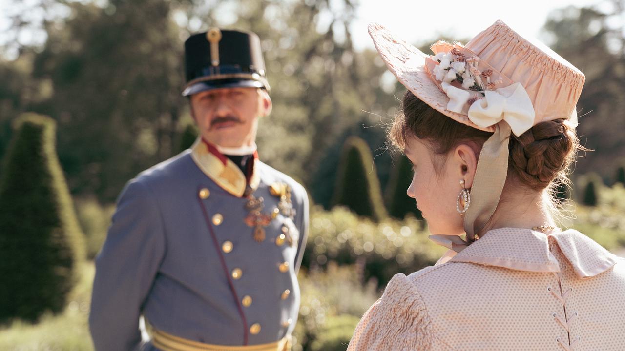 © ORF/pre tv/David Steinbach "Der ewige Kaiser – Die wahre Geschichte des Franz Joseph": Franz Joseph (Jan Jakubal) hat ein Auge auf Anna Nahovski (Irina Dekan) geworfen. Obwohl er doppelt so alt ist wie sie, wird die 15-jährige eine langjährige Beziehung mit ihm führen. Für ihre Diskretion bezahlt er ihr viel Geld.