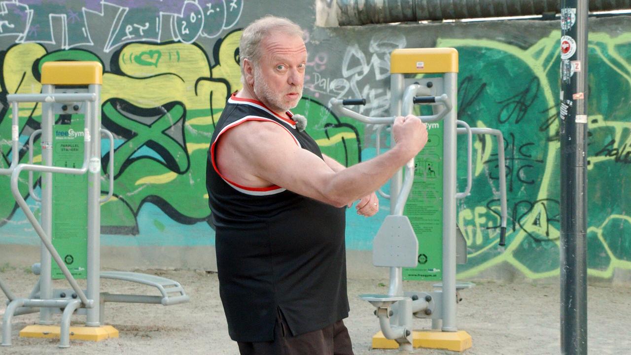 © ORF/Bernhard Werany Der Fitness-Wahn: Wir begleiten Schauspieler und Kaisermühlen-Blues-Legende Reinhard Nowak auf dem Weg zum Sixpack.