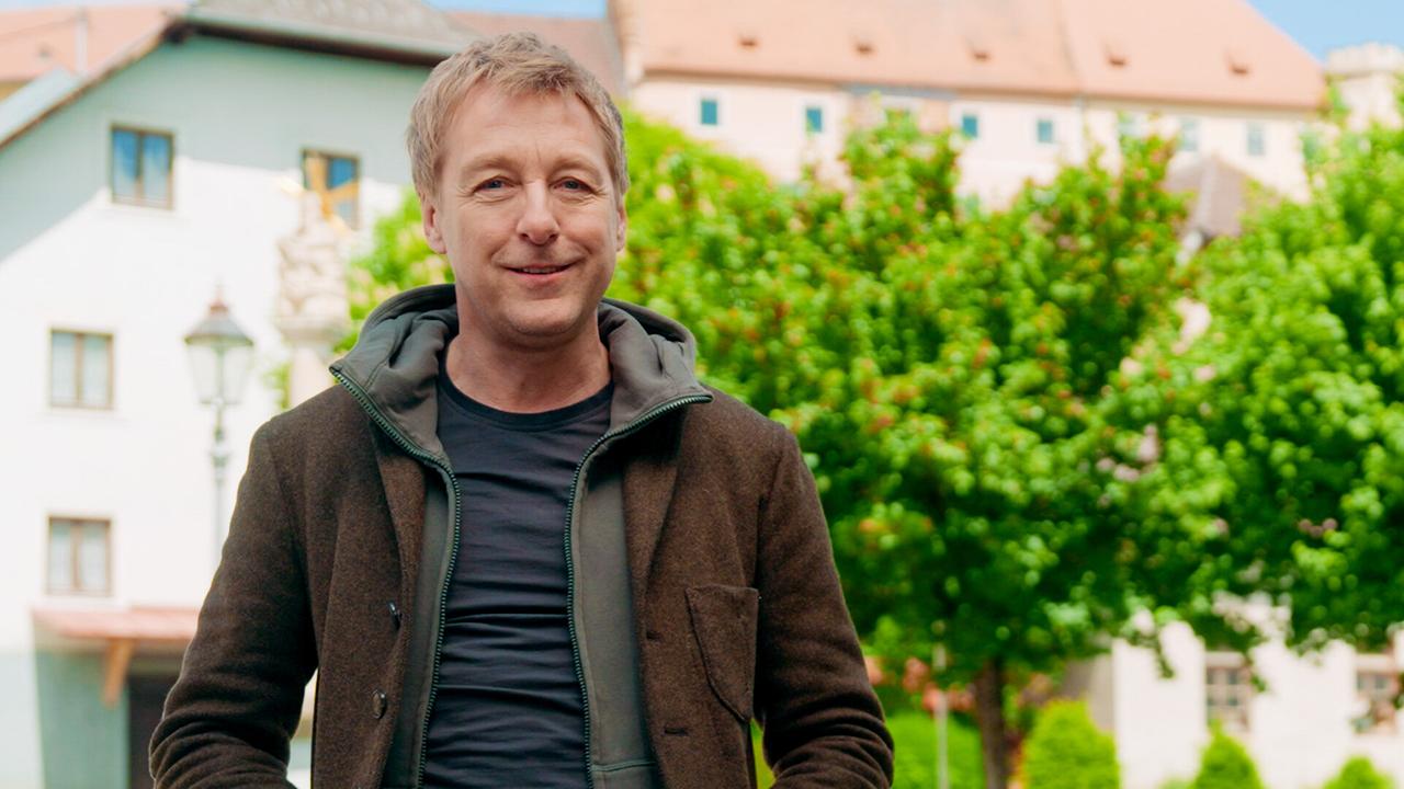 Der Sagenjäger - Max Müller steht auf einem sonnigen Platz bei seiner Spurensuche
