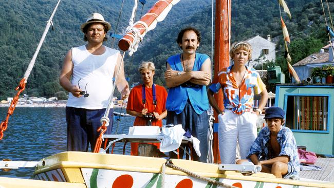 © ORF/Satel Film Erwin Steinhauer, Magretha Gartner, Towje Kleiner, Irmgard Rießen und Harald Gauster stehen auf einem bunt bemalten Boot vor einer malerischen Berg- und Meerlandschaft in "Der Sonne entgegen"