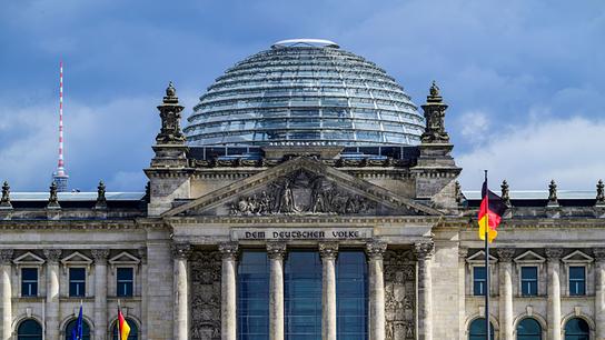 2. April 2024 - Glaskuppel des Reichstagsgebäudes, in dem sich das Unterhaus des Deutschen Bundestages in Berlin befindet.