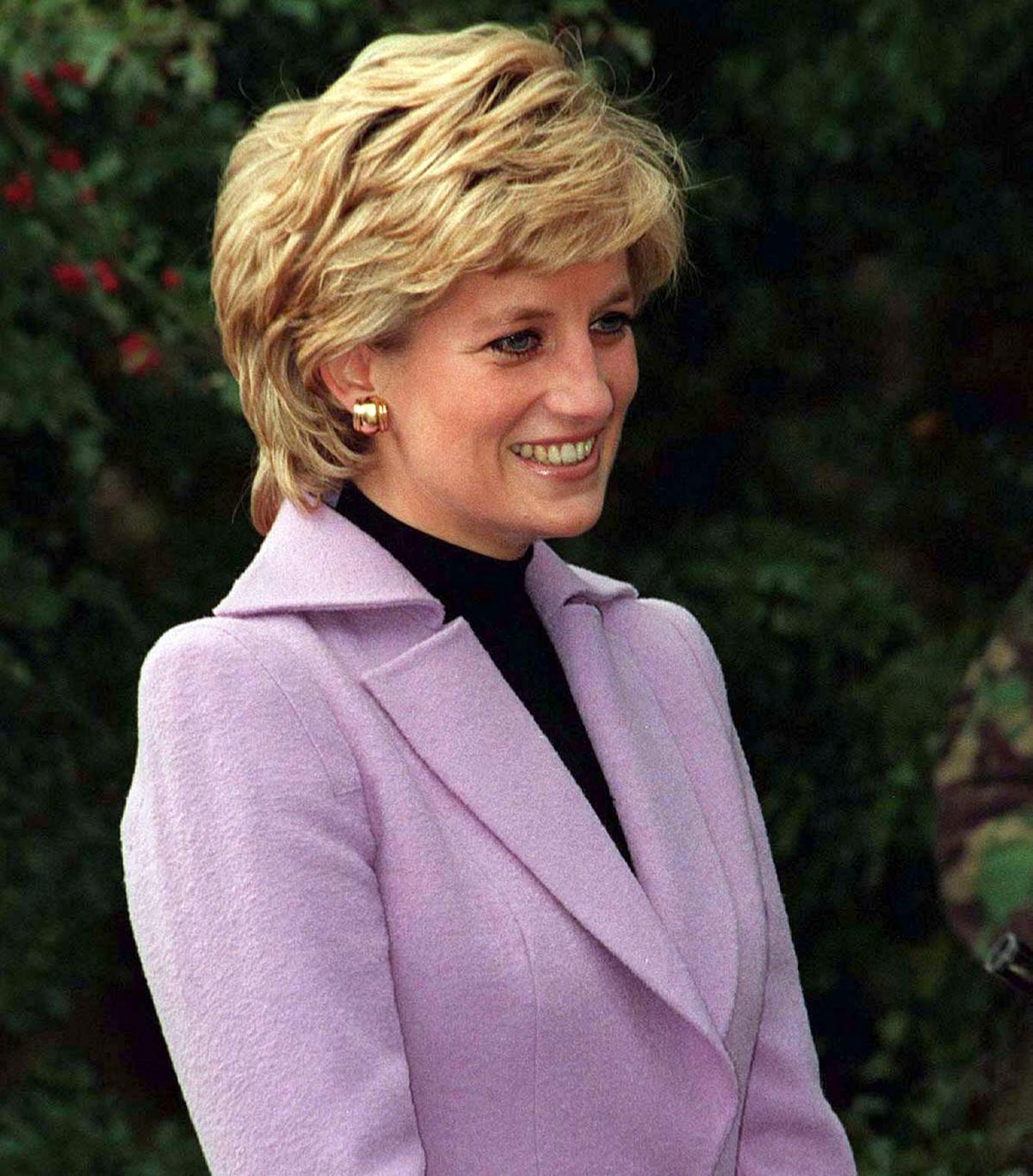 "Diana - Prinzessin der Herzen": Diana, Prinzessin von Wales besucht die RAF Wittering (Royal Air Force Station Wittering) am 1. September 1995 in Wittering, England.