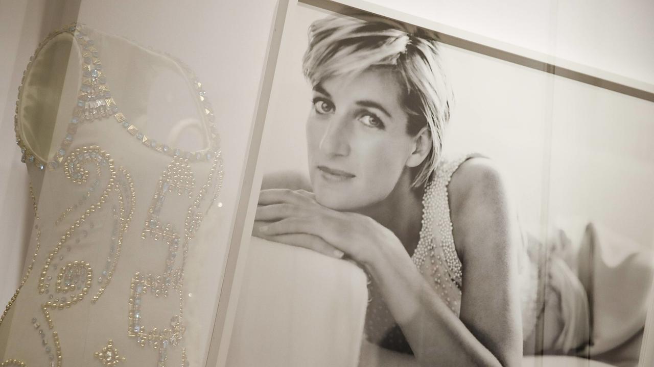 © ORF/ZDF/imago/Xinhua Dianas letzte Nacht - Diana's Fashionstory im Kensington Palace: Im Vordergrund ist das legendäre "Versace-Dress" zu sehen: Prinzessin Diana trug es bei einem Fotoshooting 1991