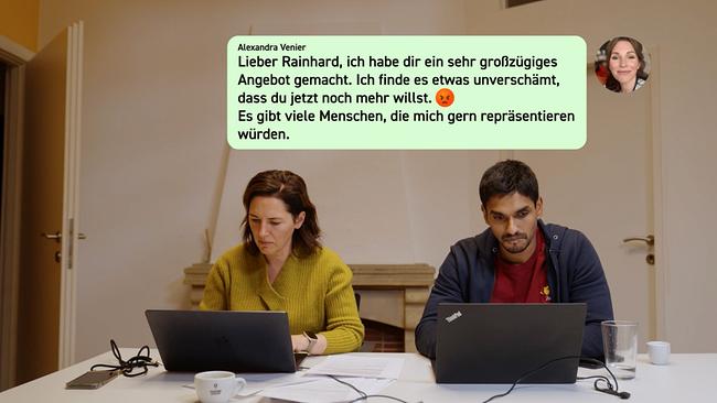 Cyber-Crime-Experte Sharik Reza und Regisseurin Alexandra Venier sitzen an ihren Laptops, über ihnen eine Textnachricht aus einem Chatverlauf.
