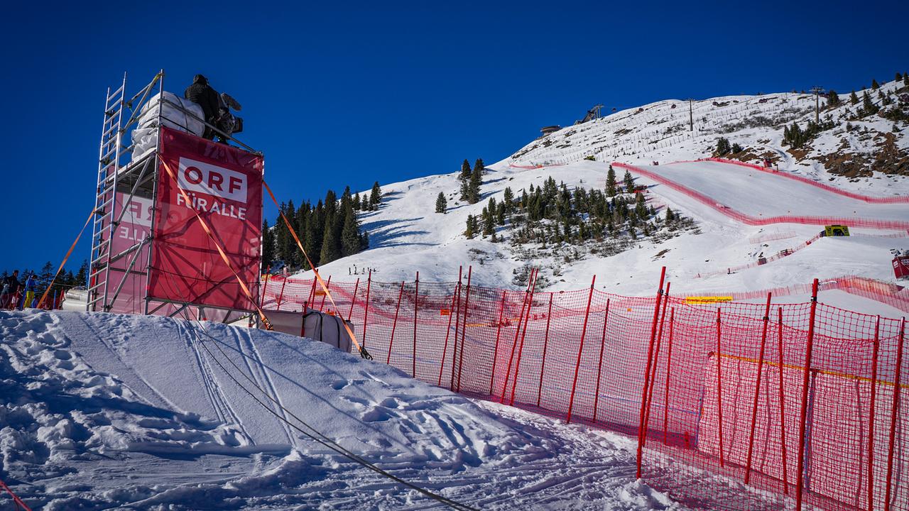 © ORF/Roman Zach-Kiesling Die Alpine Ski-WM Saalbach im ORF: 70 Stunden Live-Bilder mit bis zu 56 Kameras: Mit modernster Produktions- und Übertragungstechnik sorgt der ORF für gestochen scharfe Übertragungen in HD-Qualität und bietet mit einem ausgeklügelten Kamerakonzept spektakuläre Bilder von Race-Drohnen über Helm- bis zu Superzeitlupenkameras, sodass das Publikum immer einen optimalen Blick auf das Geschehen hat.