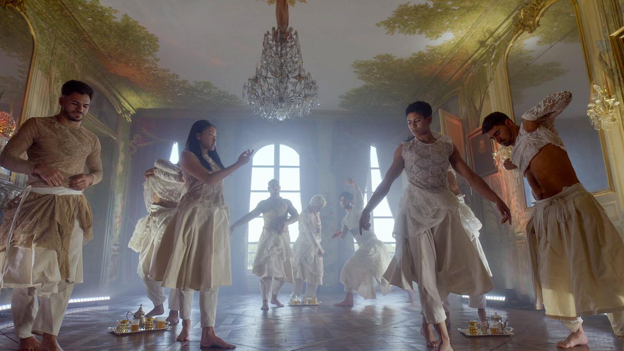 © ORF/Gad Distribution/Les Films/Jack Fébus Die lange Nacht des Tanzes - Teil 1: "Im Gleichschritt/Sur Mesure" präsentiert innovative Begegnungen zwischen Tanz und Musik an ungewöhnlichen Orten. Die Kompanie des avantgardistischen Choreografen Hervé Koubi tanzt dabei in der sinnlich-verträumten Atmosphäre des Château d'Ormesson.