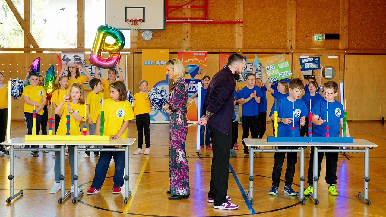 © ORF/ungefiltert Die Superklasse: Kilian, Mia, Linus und Oskar mit Fanny und Stefan