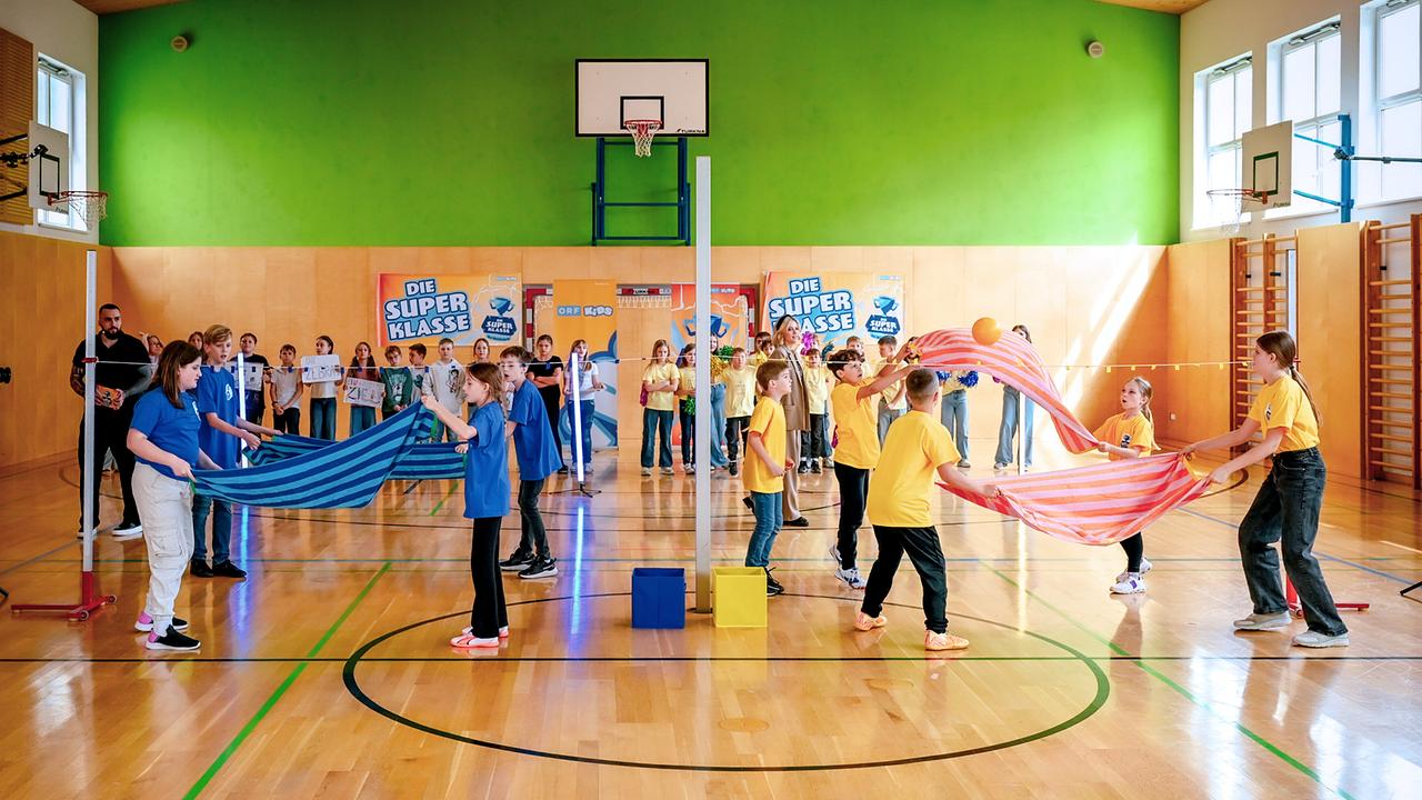 © ORF/Thomas Jantzen Die Teams der VS Wieselburg und der VS Ruprechtshofen in einer Turnhalle spielen gegeneinander "Freibadminton" mit Badetüchern und jeweils einem Ball