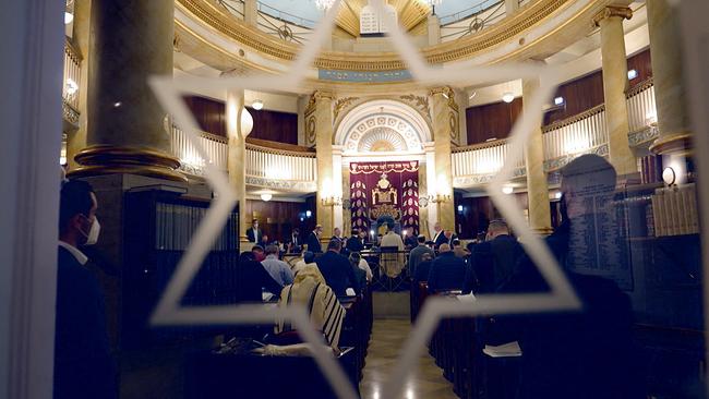 © ORF/PAMMER FILM Blick in den Wiener Stadttempel mit Besuchern