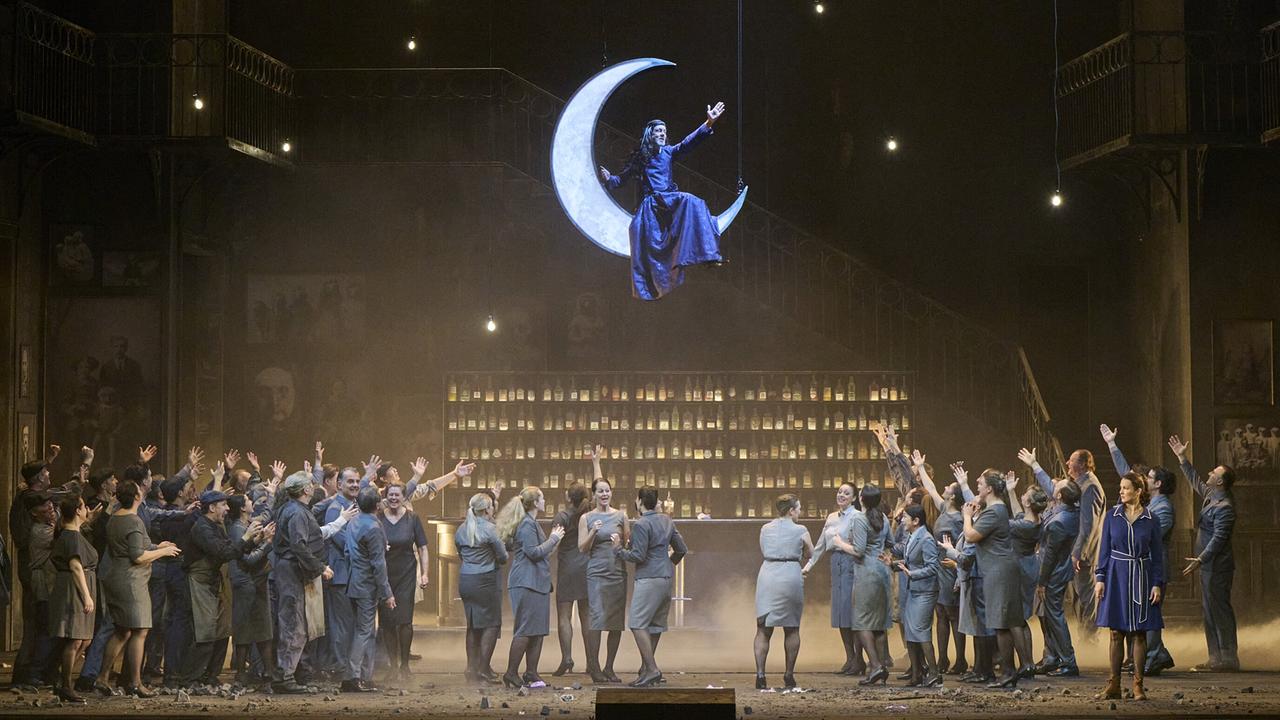 © ORF/Wiener Staatsoper/Michael Pöhn Die Zauberflöte: Georg Zeppenfeld (Sarastro) und Chor der Wiener Staatsoper