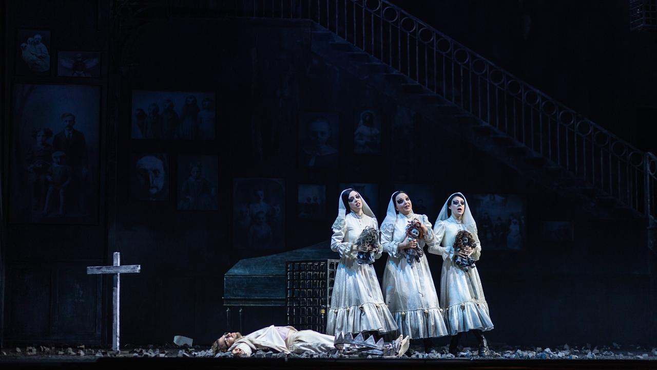 © ORF/Wiener Staatsoper/Sofia Vargaiova Die Zauberflöte: Julian Prégardien (Tamino), Alma Neuhaus (2. Dame), Jenni Hietala (1. Dame), Stephanie Maitland (3. Dame)