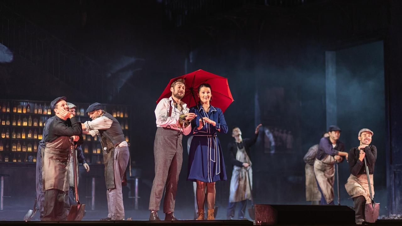 © ORF/Wiener Staatsoper/Sofia Vargaiova Die Zauberflöte: Matthäus Schmidlechner (Monostatos), Ludwig Mittelhammer (Papageno), Slávka Zámečníková (Pamina) und Chor der Wiener Staatsoper