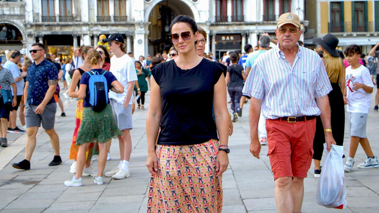 © ORF/BFILM Dok 1: Lisa Gadenstätter am Markusplatz in Venedig, umgeben von Touristen.