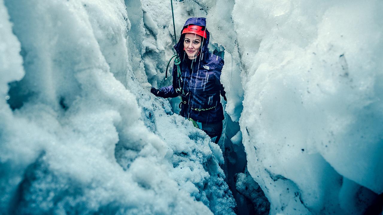 Dok 1: Lisa Gadenstätters Blick aus der Gletscherspalte nach oben. Sie ist etwa 4 Meter in Eis und Schnee gefangen und wartet darauf, dass die Bergrettung sie mit einer speziellen Technik aus der Gletscherspalte befreit. Ohne Hilfe könnte Lisa nicht aus der Gletscherspalte herauskommen.