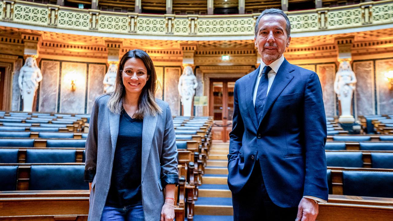 © ORF/Neulandfilm Dok 1: Christian Kern ist mit Lisa Gadenstätter im Ausschusssaal des Parlamentsgebäudes und gibt zu, er ist an der Politik gescheitert. Er gibt Einblicke in die Scheiterwelt der Politik.