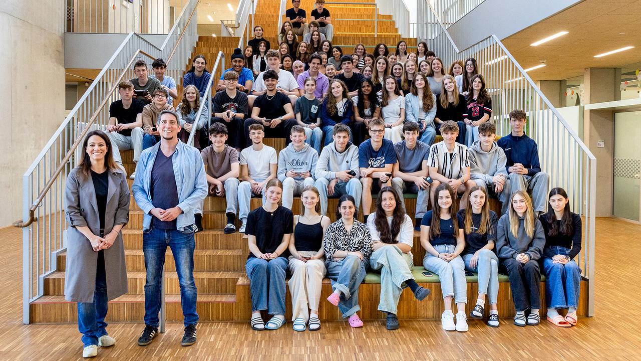 Dok 1: Lisa Gadenstätter mit Biologie-Lehrer Fabian Scheck und allen Jugendlichen, die an dem Experiment teilnehmen. Fabian Scheck hatte die Idee zu dem Versuch. In wenigen Minuten werden die Handys für 3 Wochen abgedreht.