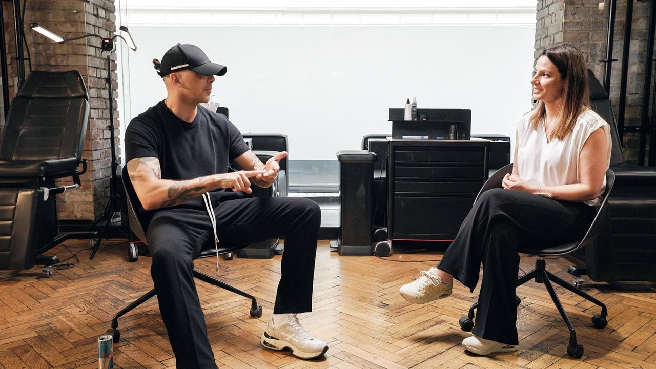 Dok 1: „Für diese Dok 1 macht Superstar RAF Camora eine Ausnahme und gibt eines seiner seltenen Interviews. Mit Lisa Gadenstätter spricht er über die Gefahren von Social Media und warum er selbst immer wieder monatelang auf Social Media verzichtet“